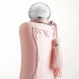 Parfums de Marly Delina Parfum fles in roze bovenkant in close up