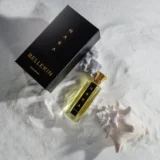Flacon van Bellekin NARA parfum met een subtiele rokerige achtergrond, omringd door natuurlijke elementen en verleidelijke bloemblaadjes, perfect voor een betoverende geurervaring