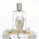 2787 Per Sé Parfum fles met witte bloemenerachten die door de transparante fles zichtbaar zijn