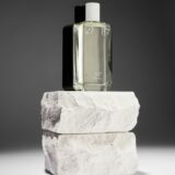 2787 Per Sé Parfum Fles transparant met zwarte /witte achtergrond staand op twee witte stenen