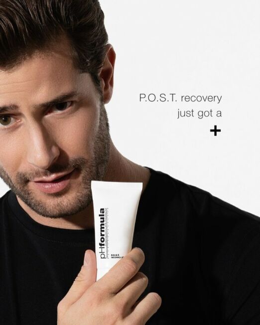 Man met PH Formula Post Recovery Cream in de hand