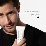 Man met PH Formula Post Recovery Cream in de hand