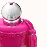 close up van de parfums de Marly Oriana parfumfles met zilverden dop met rose diamant
