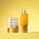 Parfums de Marly Perseus gele parfum fles op een gouden blokje en paarden afgebeeld op de parfum fles