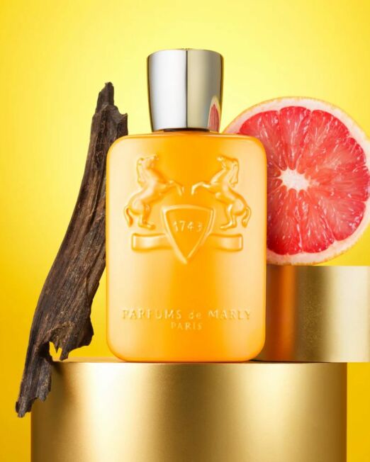 Parfums de Marly Perseus gele parfumfles met erachter de ingrediënten zoals grapefruit