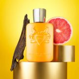 Parfums de Marly Perseus gele parfumfles met erachter de ingrediënten zoals grapefruit