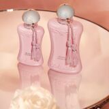 Parfums de Marly Delina exclusif staat in beide formaten op tafel