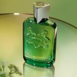 Parfums de Marly Greenley groene doorzichtige parfumfles op tafeltje