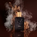 Parfums de Marly Habdan zwarte parfumfles met gouden dop voor een houtstronk welke rookt