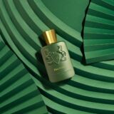 Parfums de Marly Haltane groene parfumsfles liggend op drie groene waaiers