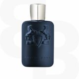 Parfums de Mrly Layton blauwe parfumfles met twee paarden erop .