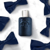 Parfums de Marly Layton blauwe parfumfles met erom heen liggend blauwe vlinderstrikjes
