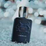 Parfums de Marly Layton Exclisif blauwe parfumfles met twee paarden erop en een zilveren dop