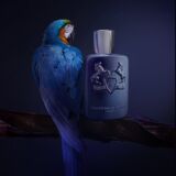 Parfums de Marly Layton blauwe parfumfles met blauwe achtergrond en naast de parfumfles een papagaai