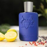 Parfums de Marly Percival blauwe parfumfles met twee citroenen opengesneden ernaast