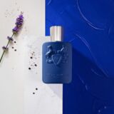 Parfums de Marly Percival blauwe parfumfles met een lavendel erbij